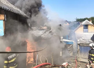 ULTIMA ORĂ: (FOTO) Deflagrație urmată de incendiu: Un bărbat a suferit arsuri, o femeie a făcut atac de panică. Pagube însemnate, ISU Bacău a intervenit cu mai multe autospeciale