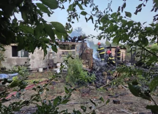(FOTO) Incendiu puternic în județul Bacău. O casă şi două anexe s-au făcut scrum, iar o persoană a suferit arsuri și a fost dusă de urgență la spital