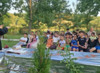 (FOTO) Școală de vară la Parohia Conți, lângă Oneşti. Lecții și activități pentru copii, sub îndrumarea preotului Florin Dănilă