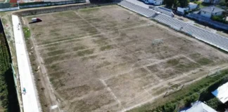 (FOTO) Investiție în sport la Onești: Stadionul Energia, modernizat pentru a găzdui meciuri de Liga 3. S-a finalizat turnarea tribunelor