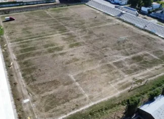 (FOTO) Investiție în sport la Onești: Stadionul Energia, modernizat pentru a găzdui meciuri de Liga 3. S-a finalizat turnarea tribunelor