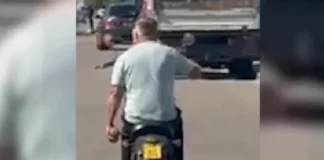 (VIDEO) Imaginile zilei: Obuz transportat cu scuterul până la Poliție. Viceprimarul unei comune l-a cărat în mână