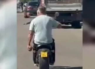 (VIDEO) Imaginile zilei: Obuz transportat cu scuterul până la Poliție. Viceprimarul unei comune l-a cărat în mână