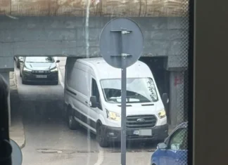 (FOTO) Un șofer din Bacău a rămas blocat cu dubița într-un pasaj din Iași