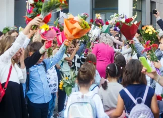 Cât costă un buchet de flori pentru prima zi de școală. Părinții au găsit o soluție pentru a cheltui mai puțin