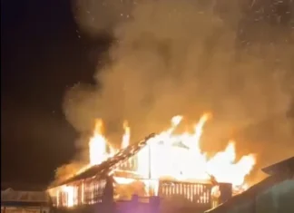 (VIDEO) Incendiu puternic în Apa Asău, azi-noapte. O anexă și furajele din apropiere au fost mistuite de flăcări. Pompierii au luptat cu flăcările pentru a salva construcțiile din apropiere
