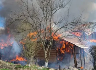 Incendiu puternic într-o comună din județul Bacău. Un bărbat a ajuns la spital