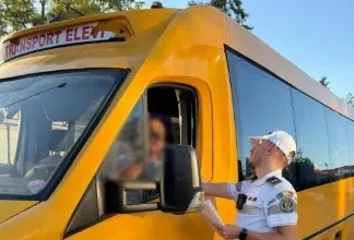 (FOTO) Șoferul unui microbuz cu 14 elevi, prins băut la volan chiar în prima zi de școală