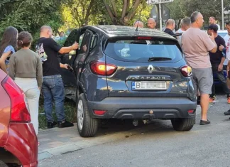 ULTIMA ORĂ: (FOTO) Accident rutier în Bacău: victimă încarcerată după impactul dintre două mașini