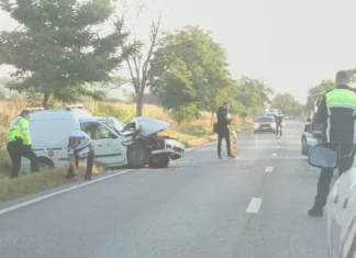 (FOTO) Accident rutier cu victimă pe DN2G Moinești – Bacău. Un șofer a intrat într-un tractor cu remorcă