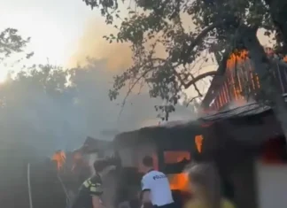 (VIDEO) Intervenție contra cronometru a unor polițiști la un incendiu, într-o comună băcăuană! Au scos o butelie din foc și au evitat un posibil dezastru