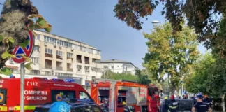 (FOTO) Accident cu doi răniți la Bacău. O manevră disperată pentru evitarea impactului s-a încheiat cu o răsturnare