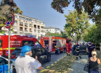 (FOTO) Accident cu doi răniți la Bacău. O manevră disperată pentru evitarea impactului s-a încheiat cu o răsturnare