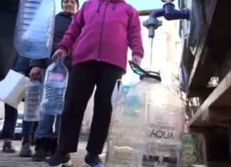„Dați-ne APĂ!” Strigăt de revoltă al unui băcăuan după zile întregi fără apă: „Mi-am rupt mâinile cărând apa până la etajul 4”