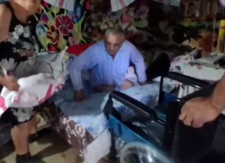 (VIDEO) A rămas fără ambele picioare, dar nu și fără oameni alături. Povestea emoționantă a lui nea Alecu, căruia jandarmii băcăuani i-au redat speranța