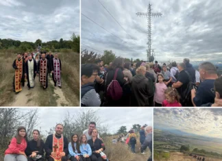 (FOTO) Preoți și credincioși din Onești, rugăciune și pelerinaj la Crucea de pe Dealul Perchiu, de Înălțarea Sfintei Cruci