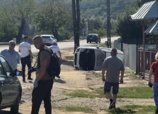 NEWS ALERT: (FOTO) Accident în județul Bacău. O mașină s-a răsturnat în afara carosabilului, polițiștii fac cercetări