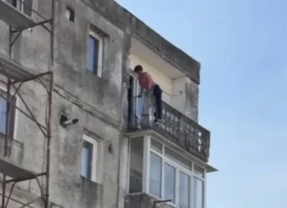 (FOTO) Intervenție de urgență în Buhuși: femeie aflată în pericol, salvată de polițiști și pompieri