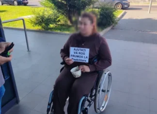 (FOTO) Tânără de 26 de ani, amendată pentru cerșetorie în Bacău. Era într-un scaun cu rotile, la intrarea într-un supermarket. Ce au constatat oamenii legii