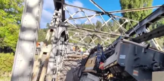 (VIDEO) Primele imagini de la Ciobănuș arată pagubele uriașe produse podului de pe DN12A. Dezastru provocat de macaraua de mare tonaj!