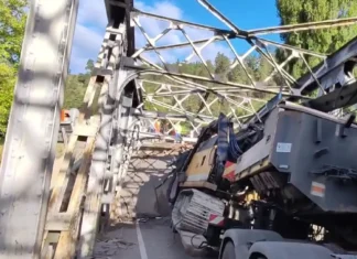(VIDEO) Primele imagini de la Ciobănuș arată pagubele uriașe produse podului de pe DN12A. Dezastru provocat de macaraua de mare tonaj!
