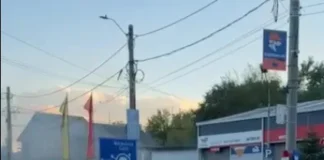NEWS ALERT: (FOTO) Scurtcircuit la un transformator electric din Onești. Bubuitură puternică și degajări mari de fum în zona străzii Libertății