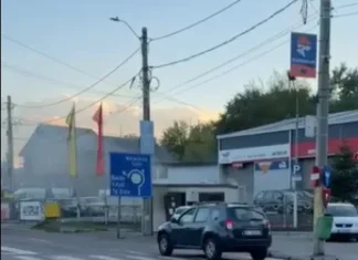 NEWS ALERT: (FOTO) Scurtcircuit la un transformator electric din Onești. Bubuitură puternică și degajări mari de fum în zona străzii Libertății