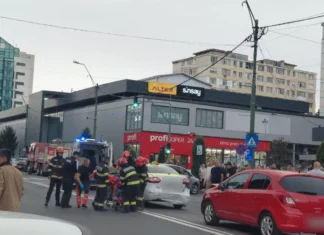 NEWS ALERT: (FOTO) Accident rutier în Onești, pe bulevardul Oituz. O victimă, echipaje de intervenție la fața locului