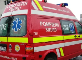 Femeie și copil de 9 ani, răniți după ce tencuiala unui bloc din Bacău s-a desprins şi a căzut peste ei. Intervenţie de urgenţă a pompierilor