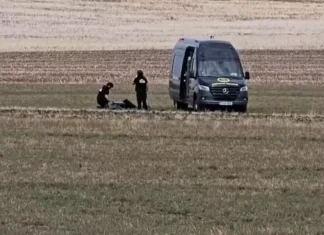(FOTO) Dronă prăbușită pe un câmp din Viișoara, Vaslui. Autoritățile au intrat în alertă