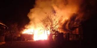 Tragedie în județul Bacău: o persoană a fost găsită carbonizată într-o casă cuprinsă de flăcări