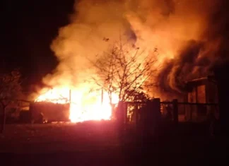 Tragedie în județul Bacău: o persoană a fost găsită carbonizată într-o casă cuprinsă de flăcări