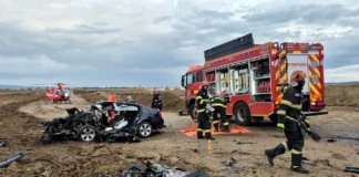 (FOTO) Accident cumplit lângă șantierul Autostrăzii A7: Trei morți, un bărbat, o femeie și o fetiță de 8 ani, și trei răniți după impactul dintre un BMW și un camion