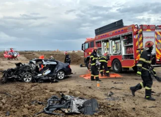(FOTO) Accident cumplit lângă șantierul Autostrăzii A7: Trei morți, un bărbat, o femeie și o fetiță de 8 ani, și trei răniți după impactul dintre un BMW și un camion