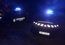 Bătaie în plină stradă la Bacău: Cinci bărbați s-au luat la pumni, unul a ajuns inconștient la spital
