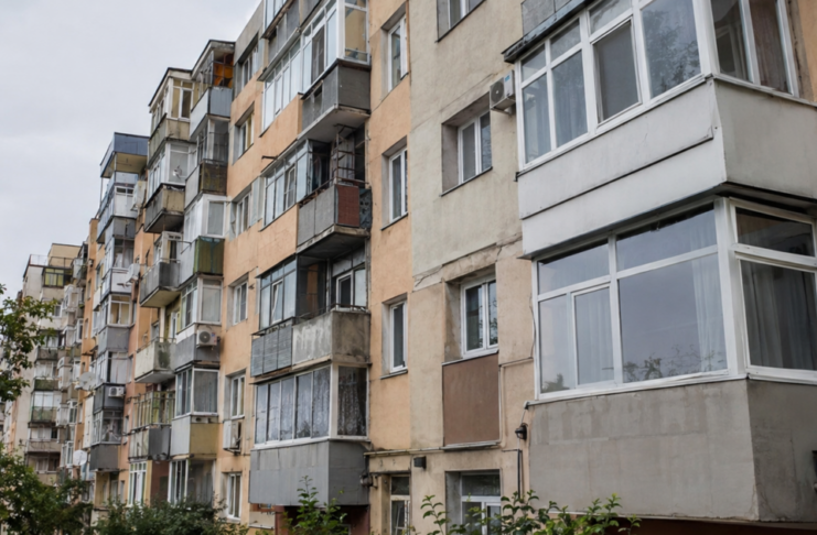 Taxa pe balcoane, explicată pas cu pas: cine plătește impozit dublu și cine poate sta liniștit. Cum eviți dublarea impozitului dacă ai balconul închis cu termopan