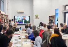 (FOTO) Seniorii din Onești învață limba engleză la Biblioteca „Radu Rosetti”. Un atelier cu dialoguri din viața de zi cu zi