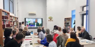 (FOTO) Seniorii din Onești învață limba engleză la Biblioteca „Radu Rosetti”. Un atelier cu dialoguri din viața de zi cu zi