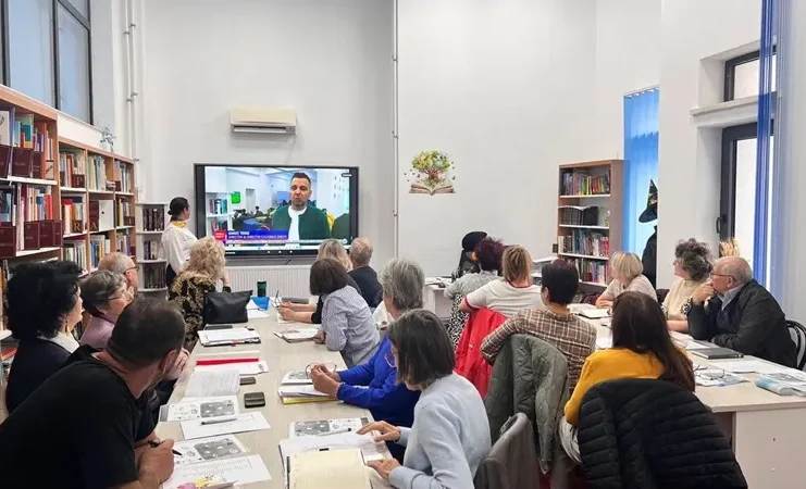 (FOTO) Seniorii din Onești învață limba engleză la Biblioteca „Radu Rosetti”. Un atelier cu dialoguri din viața de zi cu zi
