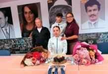 (FOTO) BINE AȚI VENIT ACASĂ! Campionii de la CSM Onești, Alexia Sipoș și Lucian Cambei, primiți cu flori și tort de directoarea Ingrid Istrate și de antrenorul Gheorghe Maftei „Moșu”