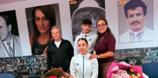 (FOTO) BINE AȚI VENIT ACASĂ! Campionii de la CSM Onești, Alexia Sipoș și Lucian Cambei, primiți cu flori și tort de directoarea Ingrid Istrate și de antrenorul Gheorghe Maftei „Moșu”