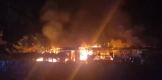 (VIDEO) Incendiu devastator în apropiere de Onești: o familie a rămas fără casă în pragul iernii. Apel pentru ajutor