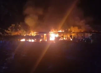 (VIDEO) Incendiu devastator în apropiere de Onești: o familie a rămas fără casă în pragul iernii. Apel pentru ajutor