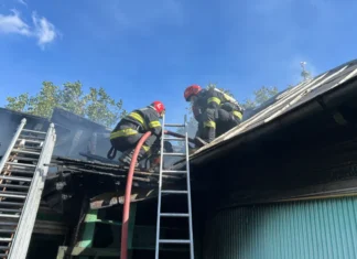 NEWS ALERT: (FOTO) Incendiu puternic în Moinești. O casă a fost cuprinsă de flăcări