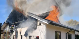 NEWS ALERT: (FOTO) Incendiu violent într-o comună din județul Bacău! Trei autospeciale și un echipaj SMURD trimise de urgență. Flăcările se întind pe 180 de metri pătrați. Primele date despre intervenție