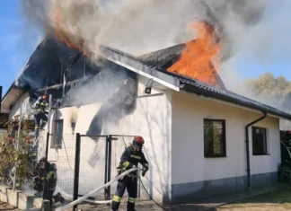 NEWS ALERT: (FOTO) Incendiu violent într-o comună din județul Bacău! Trei autospeciale și un echipaj SMURD trimise de urgență. Flăcările se întind pe 180 de metri pătrați. Primele date despre intervenție