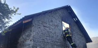 Incendiu puternic în Racova: O casă a ars complet după o acțiune intenționată, proprietarul preluat de poliție