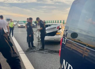 (FOTO) Jandarmi din Bacău, intervenție de urgență pe Autostrada A7 după o explozie de anvelopă