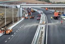 (VIDEO) UMB, mobilizare record pe tronsonul Autostrăzii A7 Săucești – Trifești: 500 de muncitori și 350 de utilaje, dar finalizarea depinde de banii de la buget