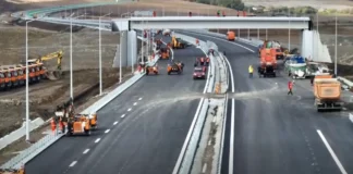 (VIDEO) UMB, mobilizare record pe tronsonul Autostrăzii A7 Săucești – Trifești: 500 de muncitori și 350 de utilaje, dar finalizarea depinde de banii de la buget
